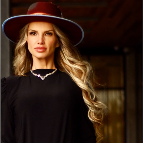 Meet your Posher, Cheryl Louise. 💕 - Picture 1 of 1